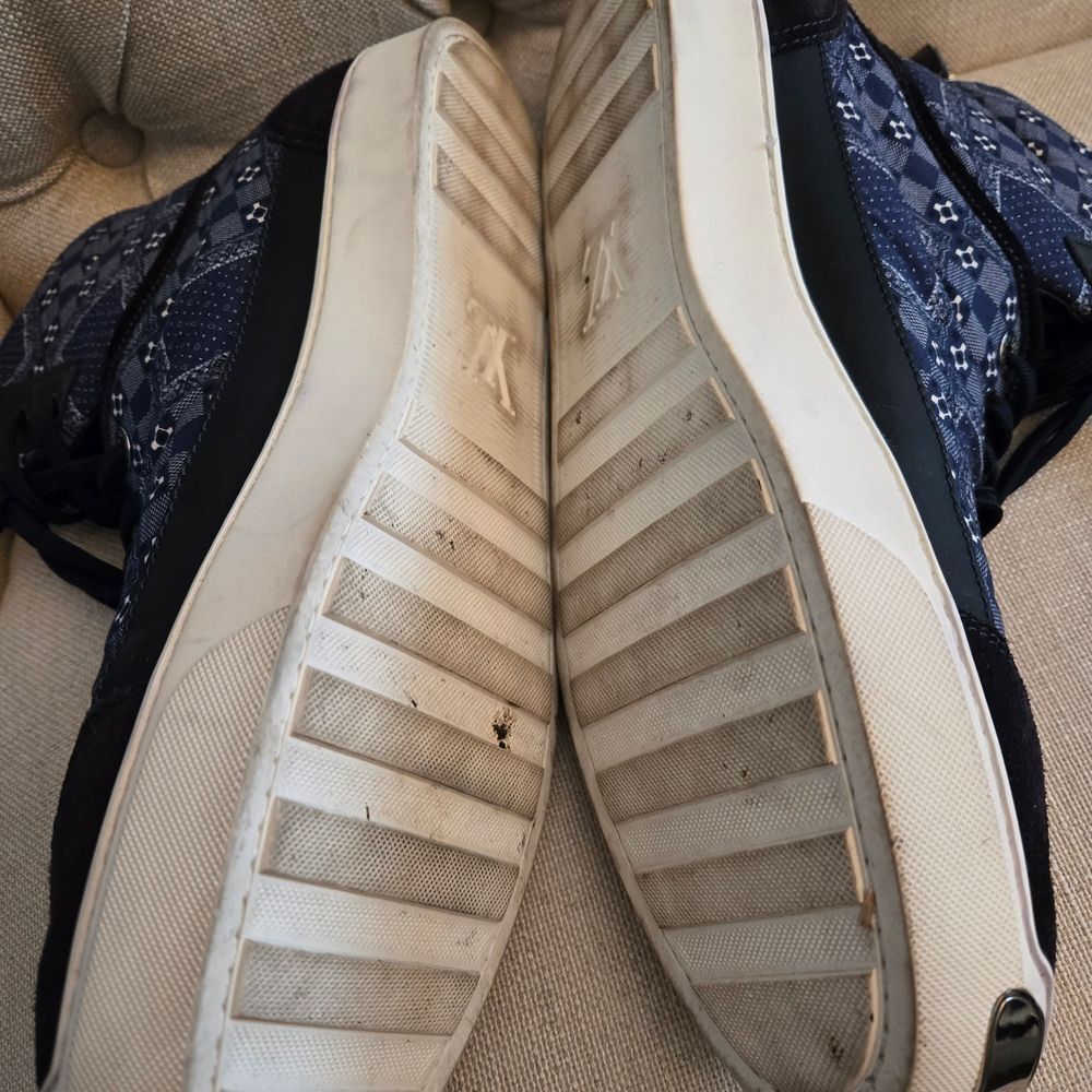 Louis Vuitton Black Leather Detail - Picture 7 of 10